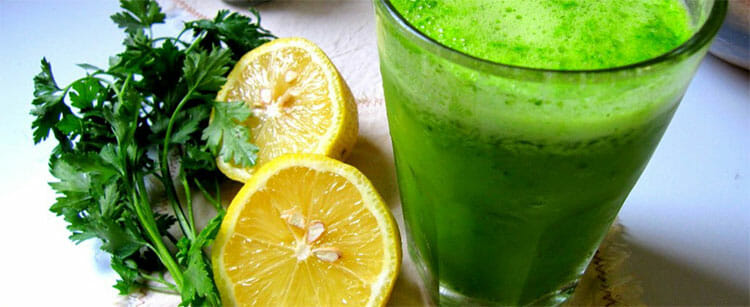 Jugo verde de perejil y limón
