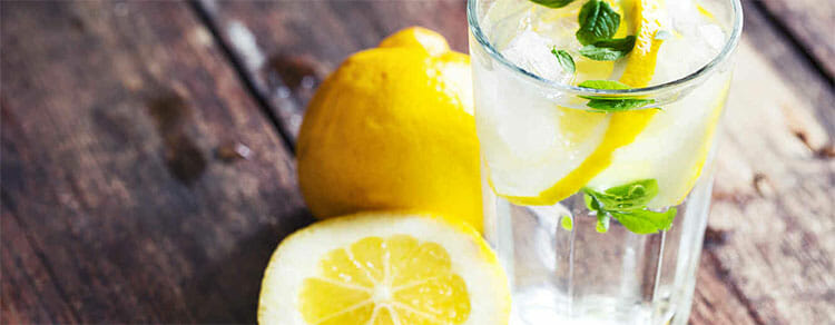 Preparar el agua con limón