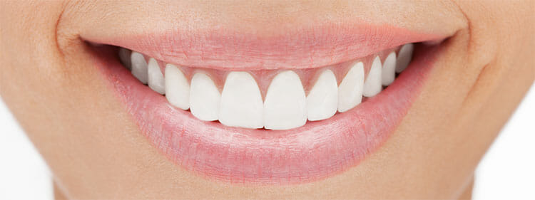 Dientes blancos gracias al carbón activado