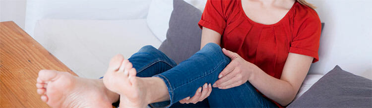Evitar estar muchas hora de pie ayuda a prevenir las piernas cansadas.