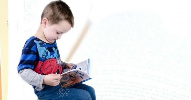 Niño leyendo