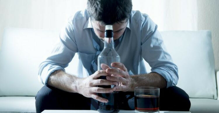 Factores de riesgo y causas del alcoholismo
