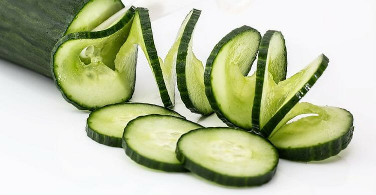 Aliviar la hinchazón de ojos de la alergia con pepino