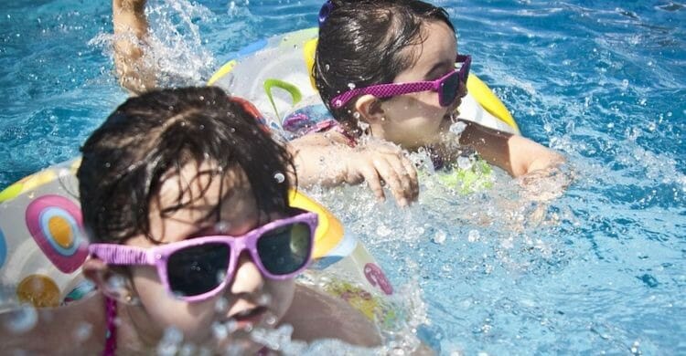 Orinar en la piscina es peligroso para la salud