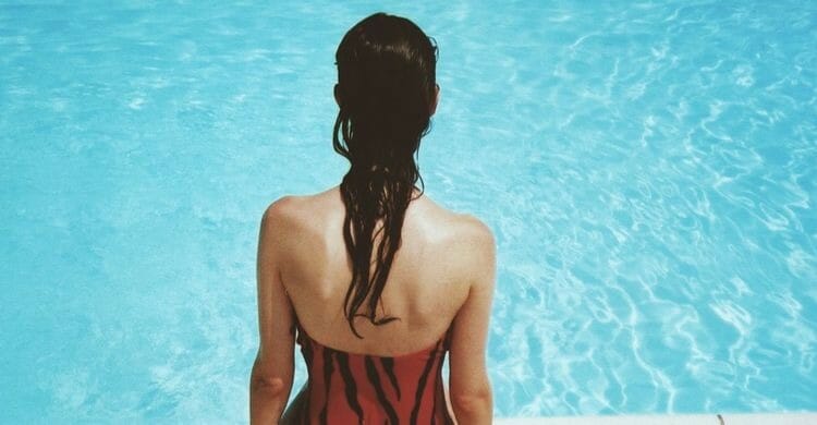 Peligros de orinar en la piscina