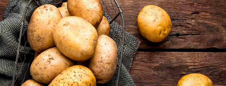 También puedes utilizar la patata para blanquear la piel