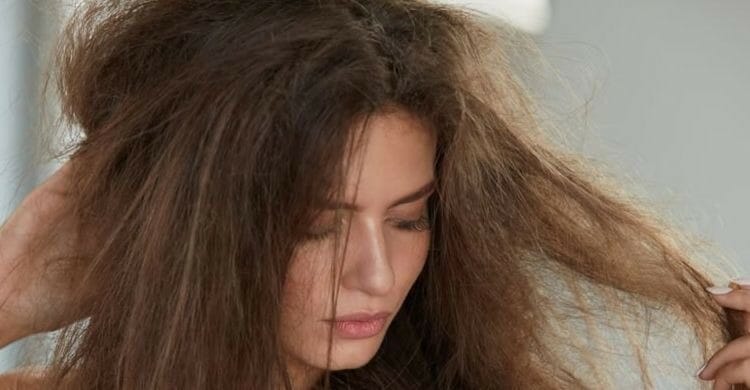 ¿Por qué se encrespa el pelo?