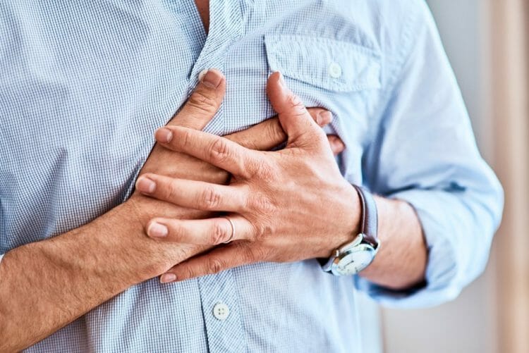 Pinchazo en pecho por problemas gastrointestinales