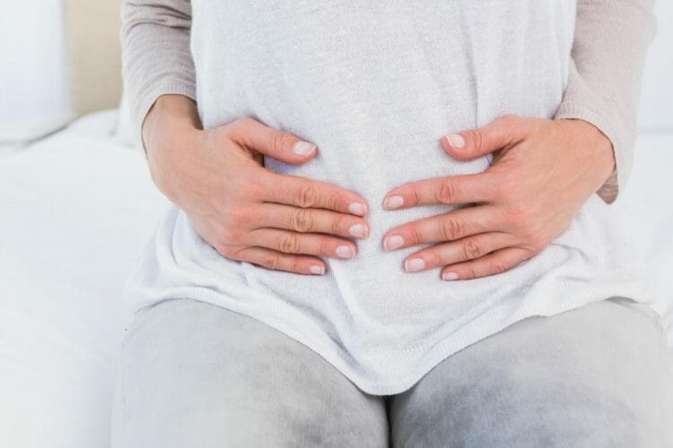 Hinchazón abdominal en mujer