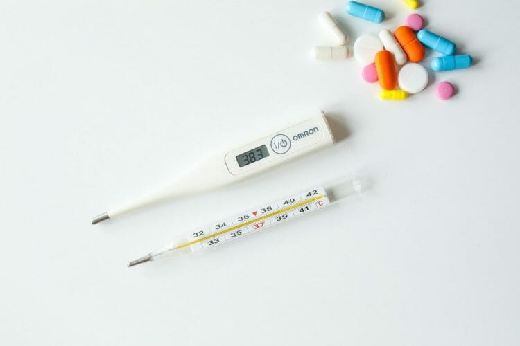 Cómo bajar la fiebre en bebés, niños y adultos: medicamentos y trucos caseros