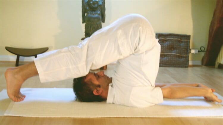 Halasana postura para eliminar gases
