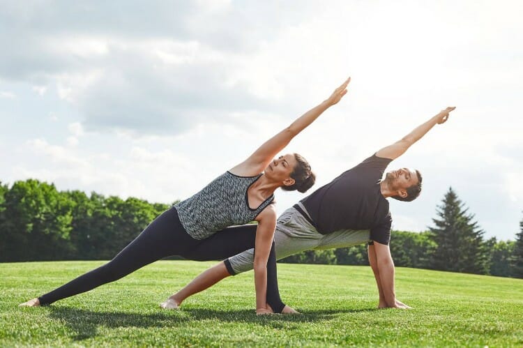 Las 5 mejores posturas de yoga en pareja
