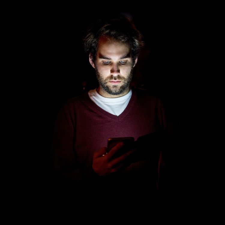 Qué es el vamping tecnológico: consecuencias, síntomas y prevención