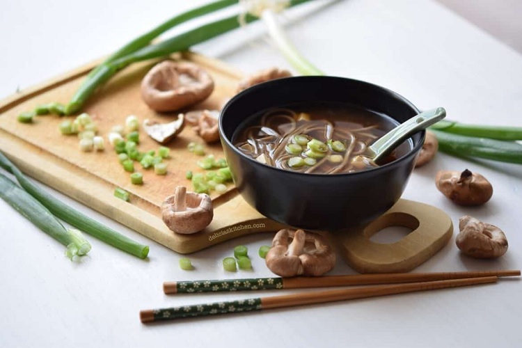 Caldo de setas shiitake