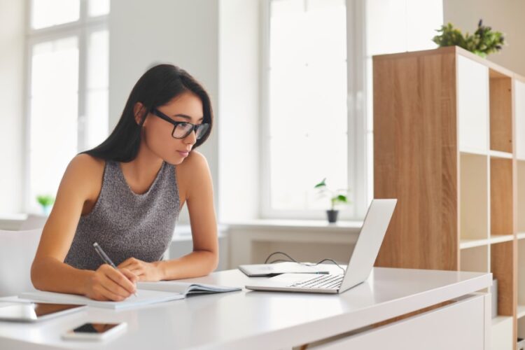 Estudiar auxiliar de enfermería a distancia: flexible y eficaz