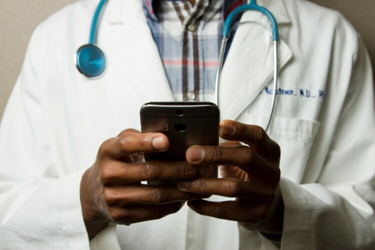 ¿Por qué contratar un seguro de vida para médicos?