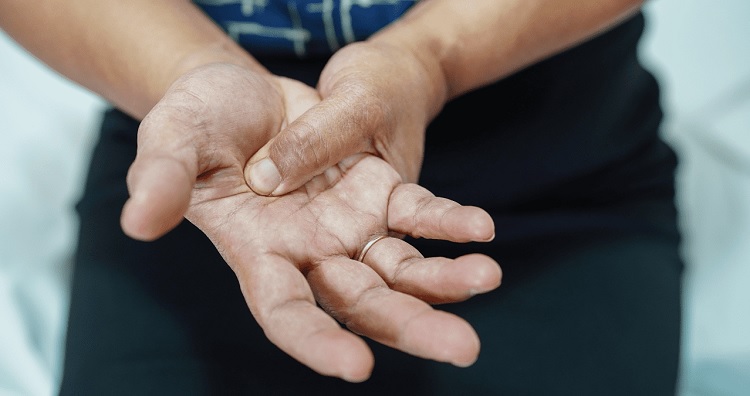 Causas de bultos en los dedos de la mano