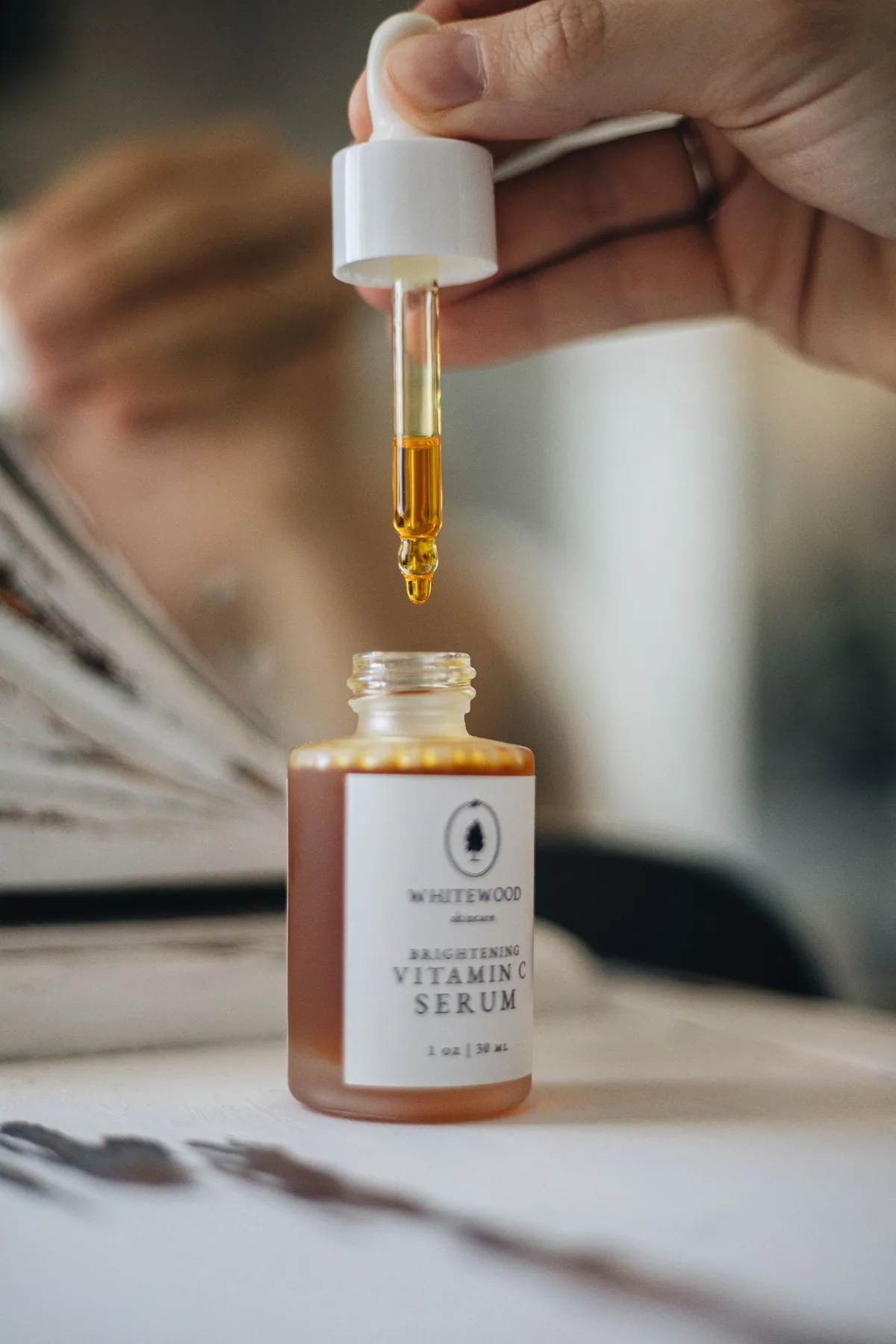 Sérum de vitamina C aplicado con cuentagotas
