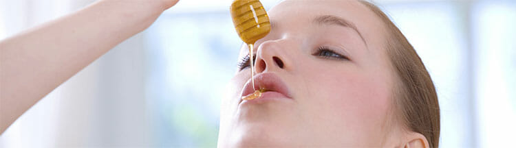 Aplicando miel en el herpes labial