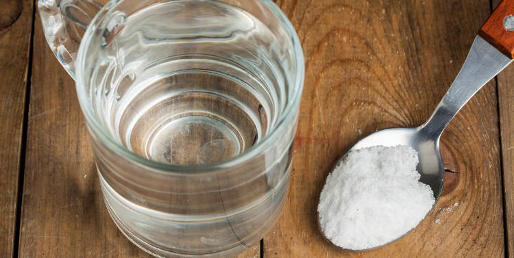 Garganta irritada: gárgaras de agua con sal