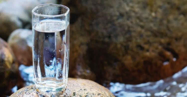 Los peligros de beber agua cruda