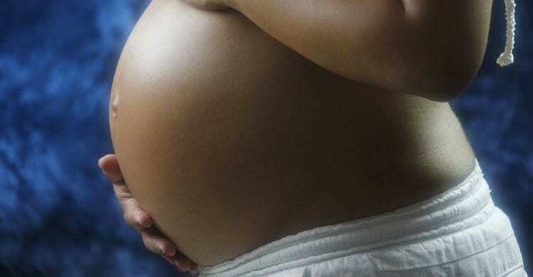 ¿Por qué se realiza la amniocentesis?