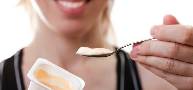 Un yogur con cultivos activos ayuda a aliviar el dolor de estómago