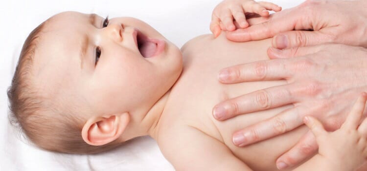 Estimular el reflejo de moro en el bebé