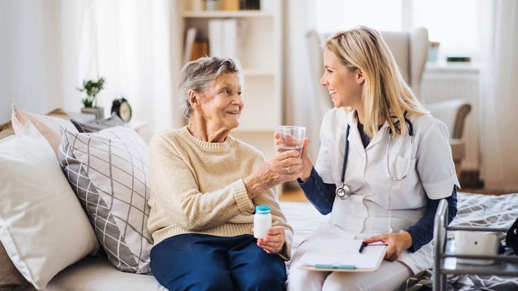 La importancia de la ayuda a domicilio en personas mayores