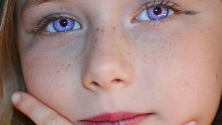 Personas con ojos violeta